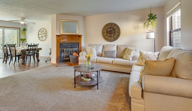 Pataskala Paradise: Cozy Hideaway w/ Fireplace!