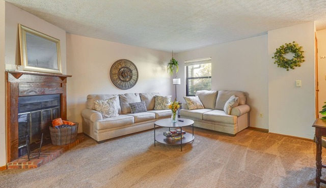 Pataskala Paradise: Cozy Hideaway w/ Fireplace!