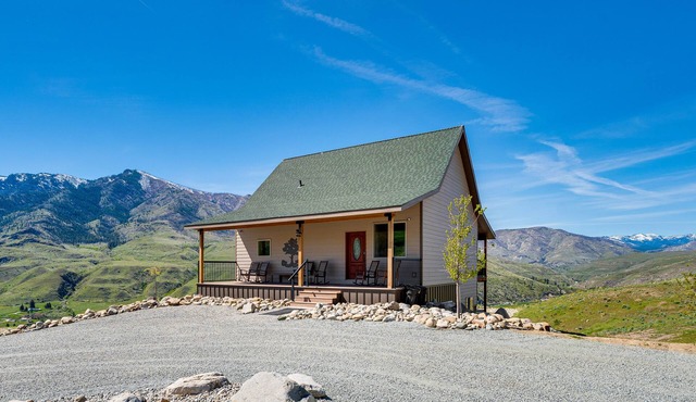 Pateros Home w/Deck, 7 Mi to Alta Lake Park!