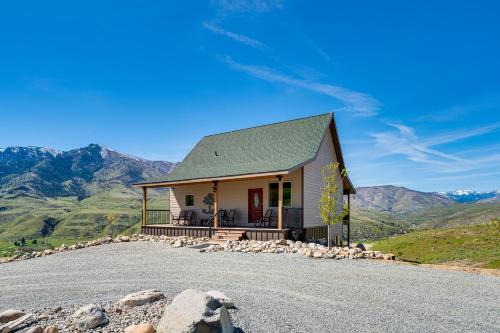 Pateros Home with Deck, 7 Mi to Alta Lake Park!