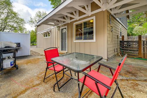 Patio and Game Room! Cozy Studio Near Oregon Caves