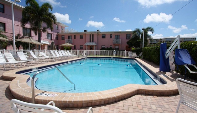 Patio Area - Walk to Beaches Shops & Restaurants