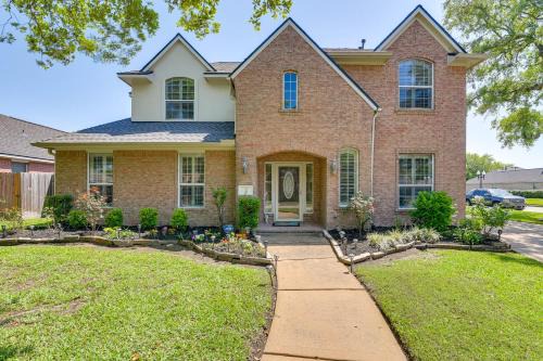 Patio, BBQ & Yard: Family Retreat in Pearland