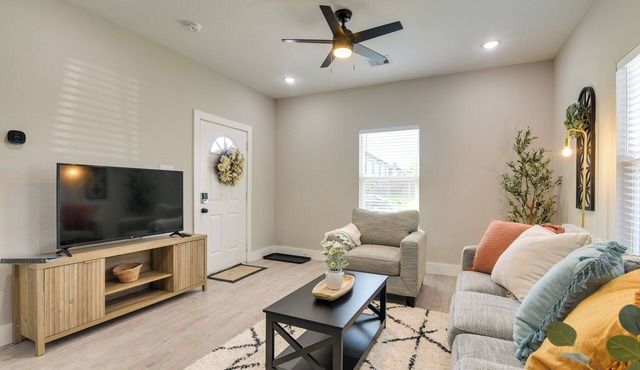 Patio & Fenced Yard: Home Close to Dtwn Houston!