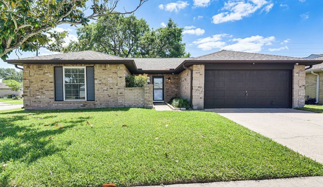 Patio, Fire Pit & Yard: Family Home in Pearland