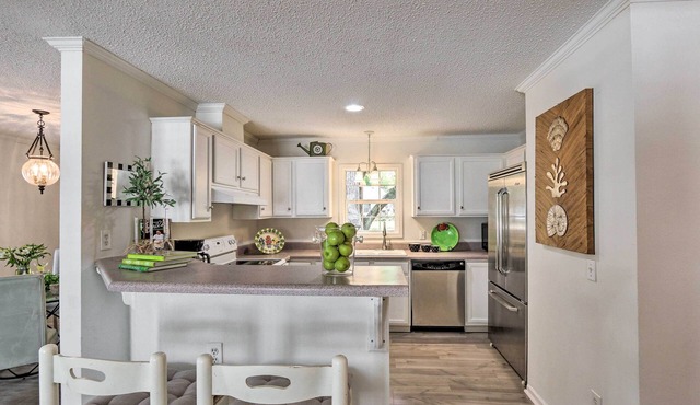 Patio & Gas Grill: Charming Bluffton Escape!