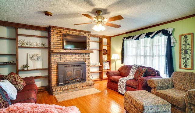 Patio & Grill! Charming 'Lake Charles Landing Pad'