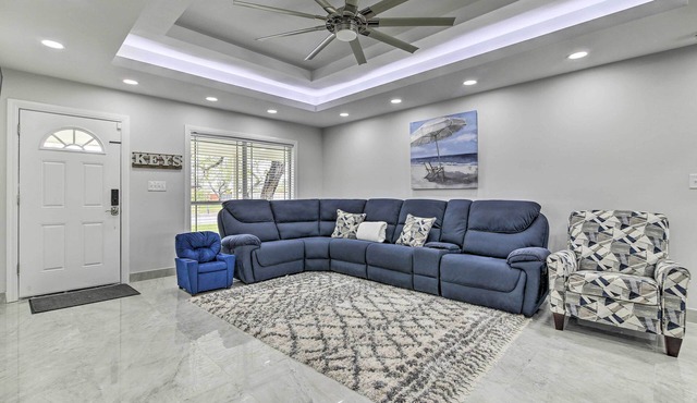 Patio & Grill: Spacious Gem Near Gulf Coast!