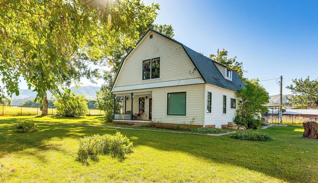 Patio & Mountain Views: Farmhouse in Mancos!