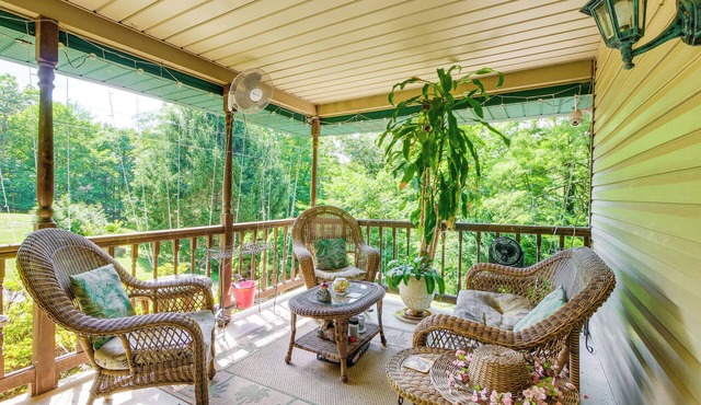 Patio & Nature Views: Fresno Getaway!