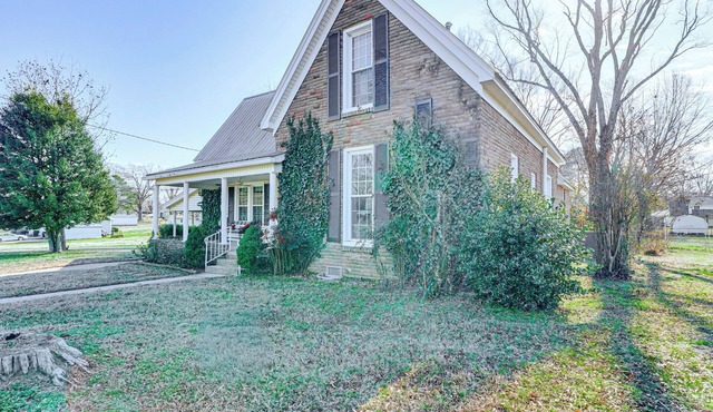 Patio Oasis! Charming 'Ivy Cottage' in Tennessee