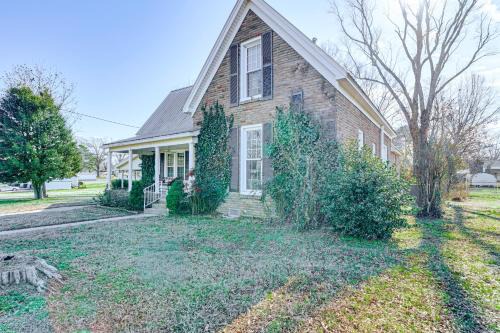 Patio Oasis! Charming 'Ivy Cottage' in Tennessee