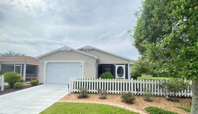 PATIO VILLA WITH BONUS ROOM BEAUTIFUL 2 BEDROOM, 2 BATH HOME, GREAT LOCATION