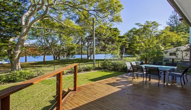 PATONGA SUNSET - WATERFRONT HOLIDAY HOUSE