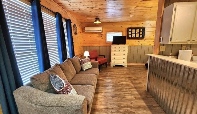 Patriot loft @ Upland Hill Manor! Close to the lake and the large city of Tulsa!