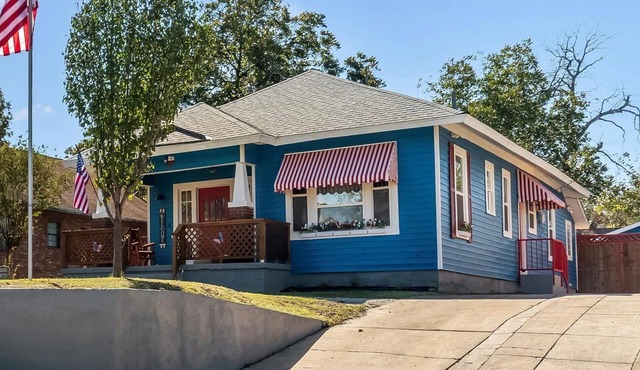 Patriot Outpost - Sleeps 8 - Just 3/4 Mile from Stockyards! TCU close by