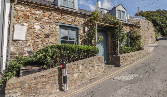 PATTY'S COTTAGE, character holiday cottage in Broad Haven