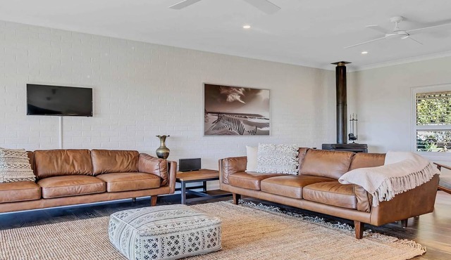 Paul's Farmhouse - 4 BR rural retreat with views