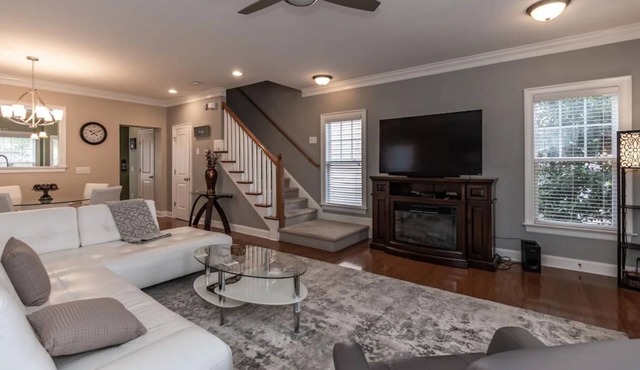 Paula's Place- Across from Brier Creek, 10mins from Airport, Community Pool!