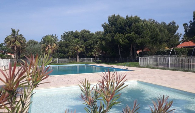 Pavilion in residence with swimming pool 150m from the sea