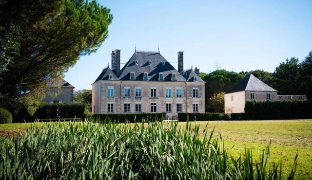 Pavilion in the heart of Domaine de la Briouse