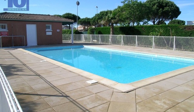 Pavilion with pool, 350m from beach, 6 people, private parking