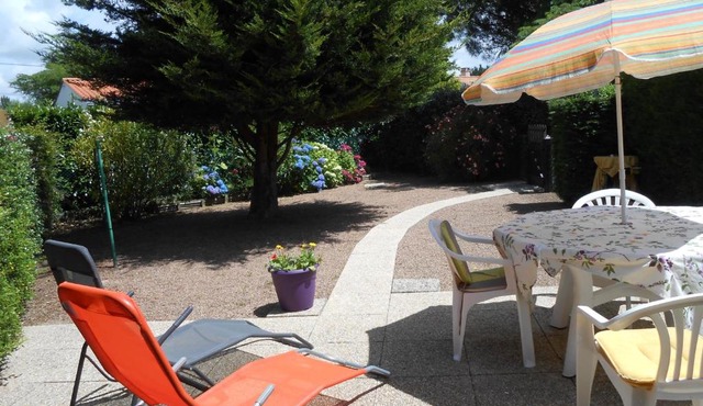 Pavillon avec piscine commune et jardin à 800m de la plage - FR-1-336-72