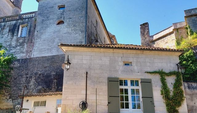 Pavillon, Château des Sénéchaux, an amazing refuge on the banks of the river.
