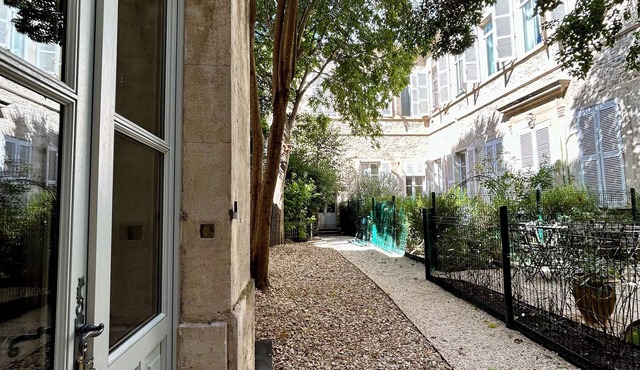 Pavillon des Arènes, monthly rental - 50m from the arena, private garden&terrace