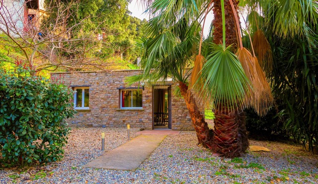 Pavillon en Pierre Isolé Dans un Écrin de Verdure Avec vue sur mer