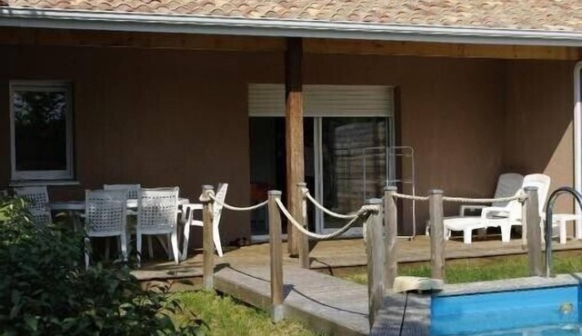 Pavillon Hourtin-ville, near the lake