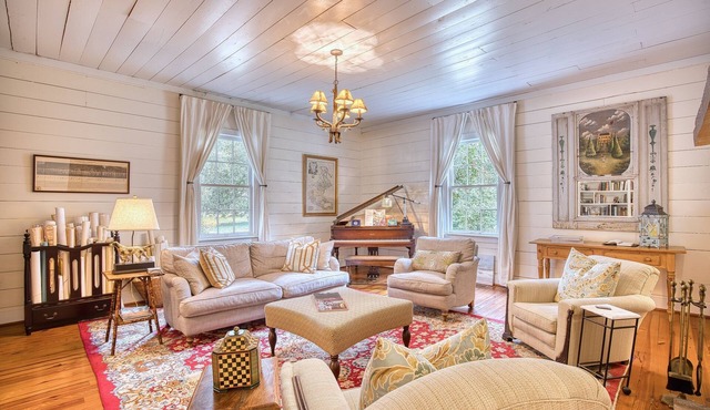 Pawleys Island cottage near beach, golf, bike path, shopping, and restaurants