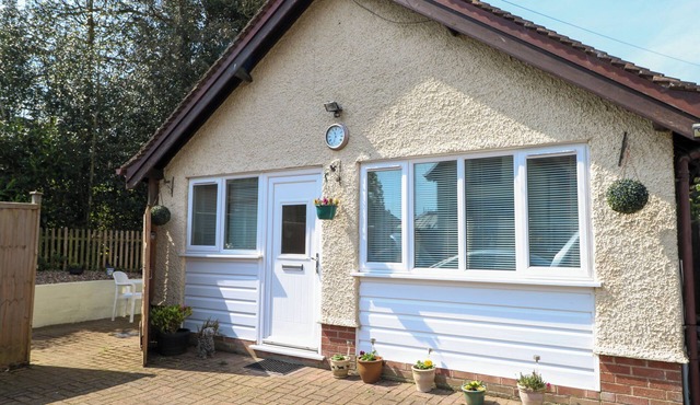 PAWS-A-WHILE, pet friendly, with a garden in Hoveton & Wroxham