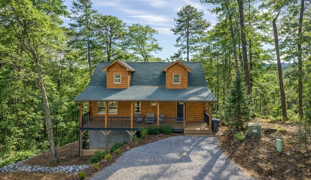 Paws Awhile | Pet-Friendly Lake Lure Cabin with Mountain Views, Deck, & Easy Access to Tryon