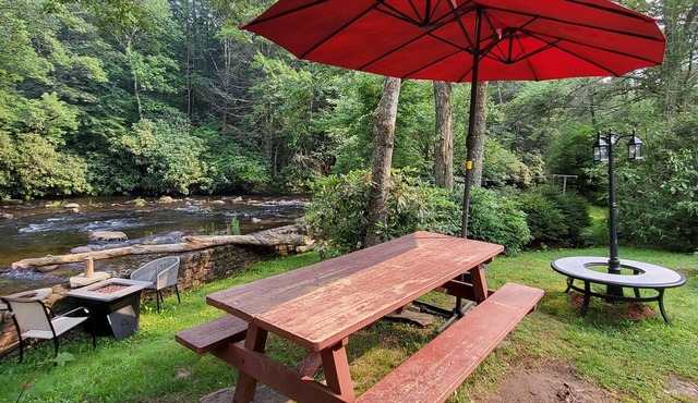 Paws & Romance Riverside Dog Friendly Island Park, Private back yard river