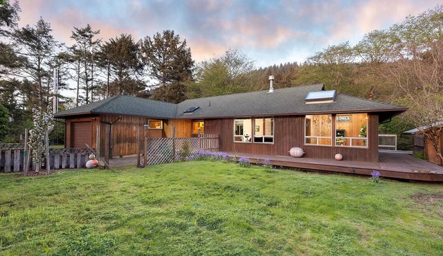 Paws Under the Pines: hot tub, steps to beach, stocked kitchen, no pet fees!