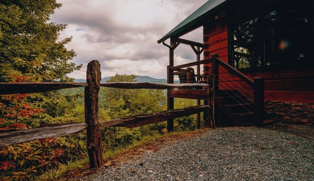 Paws Up-Luxury Log Cabin Rental, Mountain Views, High Speed Internet, Rafting, Fishing in Nantahala NC!