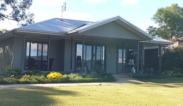 Paxton paradise-tranquility, breathtaking mountain views and abundant wildlife