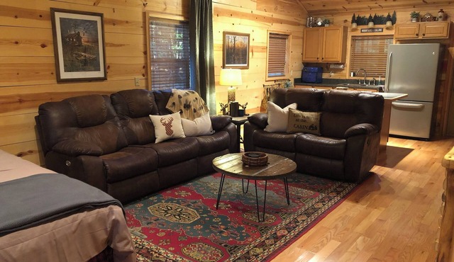 Paynes Place- A Charming 2-bedroom cabin close to Blanchard Caverns/Mirror Lake