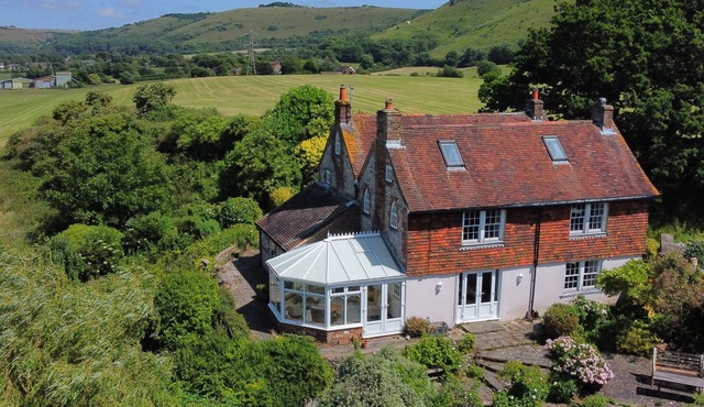 PAYTHORNE FARMHOUSE, pet friendly, with open fire in Upper Beeding