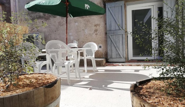 Paziols : Logement en rdc avec terrasse.