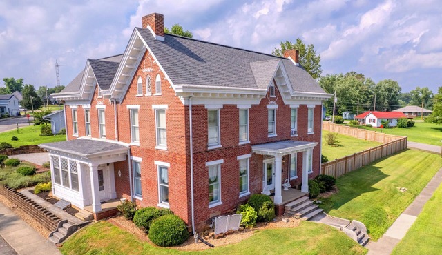 PB Larkin Victorian Mansion-4200 Sq. Ft Pet Safe Beautifully Preserved 1865 Home