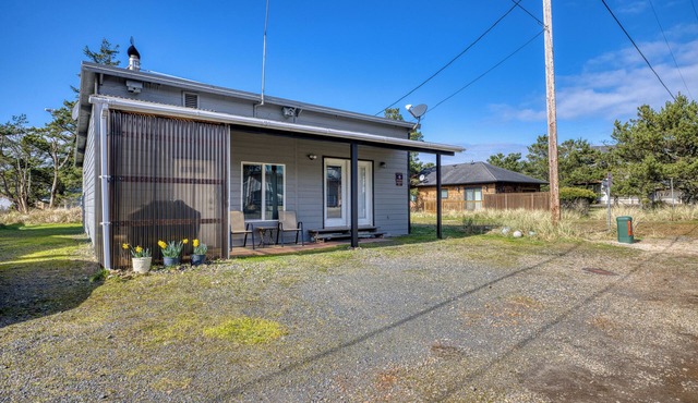 PC Beach Cottage- affordable cabin quick to beach