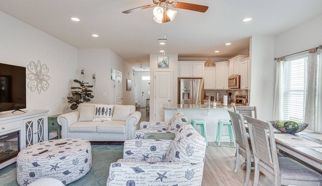 PCB Townhome w/Deck & Pool Access: 3 Mi to Beach!