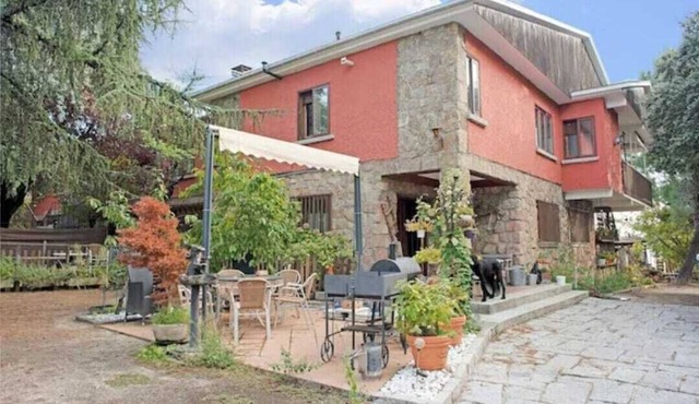 Peñalara-la casa de Galapagar, romantic stone lodging with fireplace.