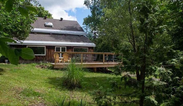 Peabody Log Cabin - Three Bedroom Cottage, Sleeps 8