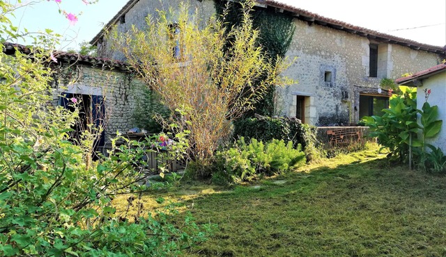 Peaceful house with gîte, permaculture garden, artist's studio to visit