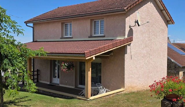 Peaceful countryside cottage near nature