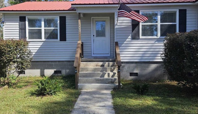 Peace and Comfort in this charming home in Live Oak, Florida