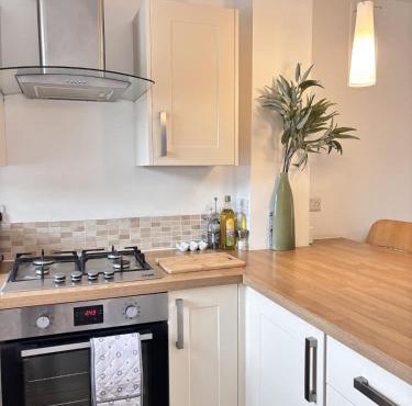 Peace and comfort in town house close to station